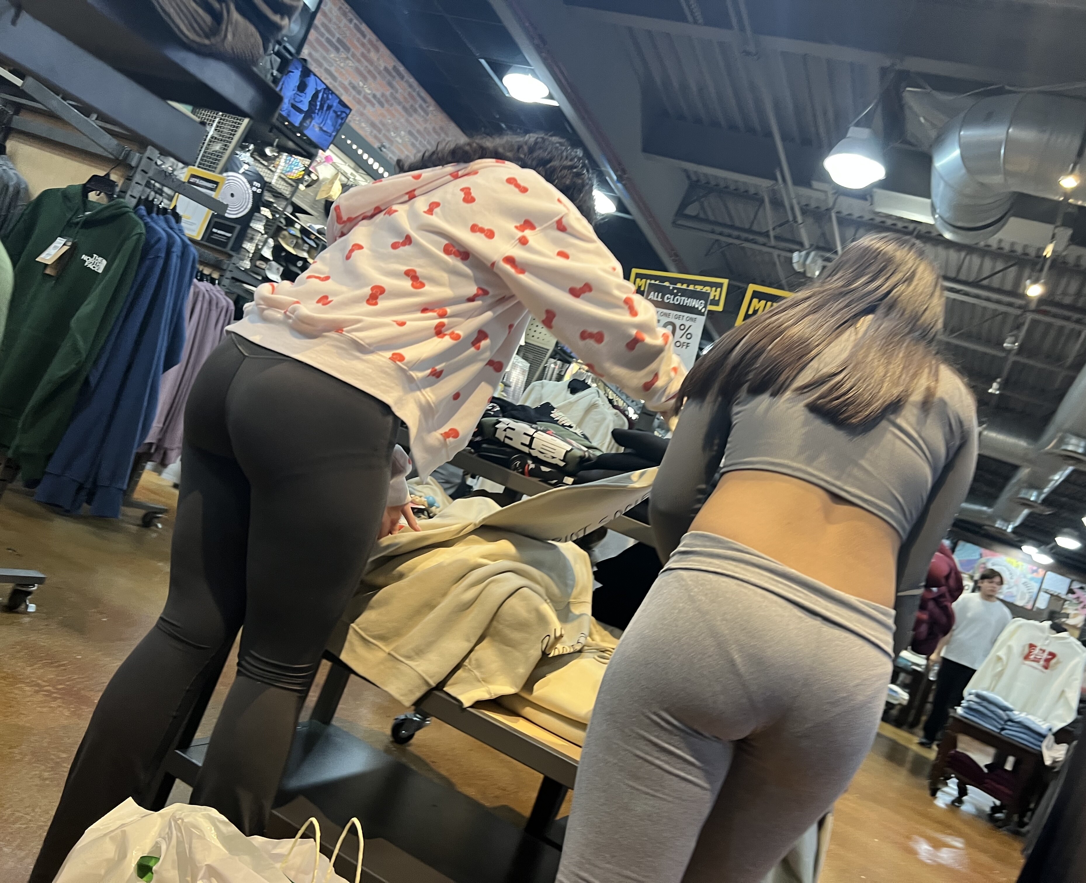 Two thick latinas. Two vpls. (Oc) - Spandex, Leggings & Yoga Pants - Forum