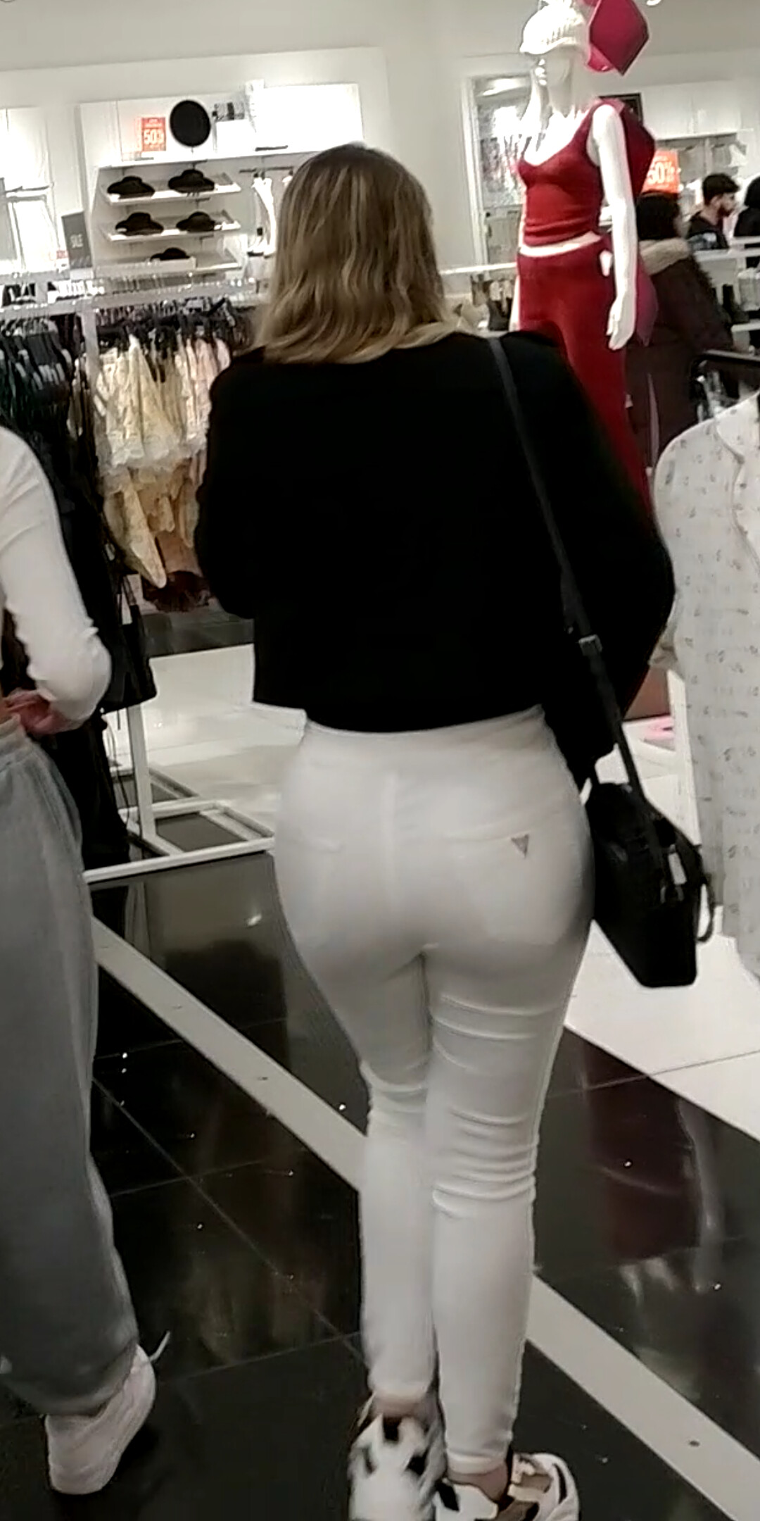 Yummy white pants very tight! NonOC - Tight Jeans - Forum