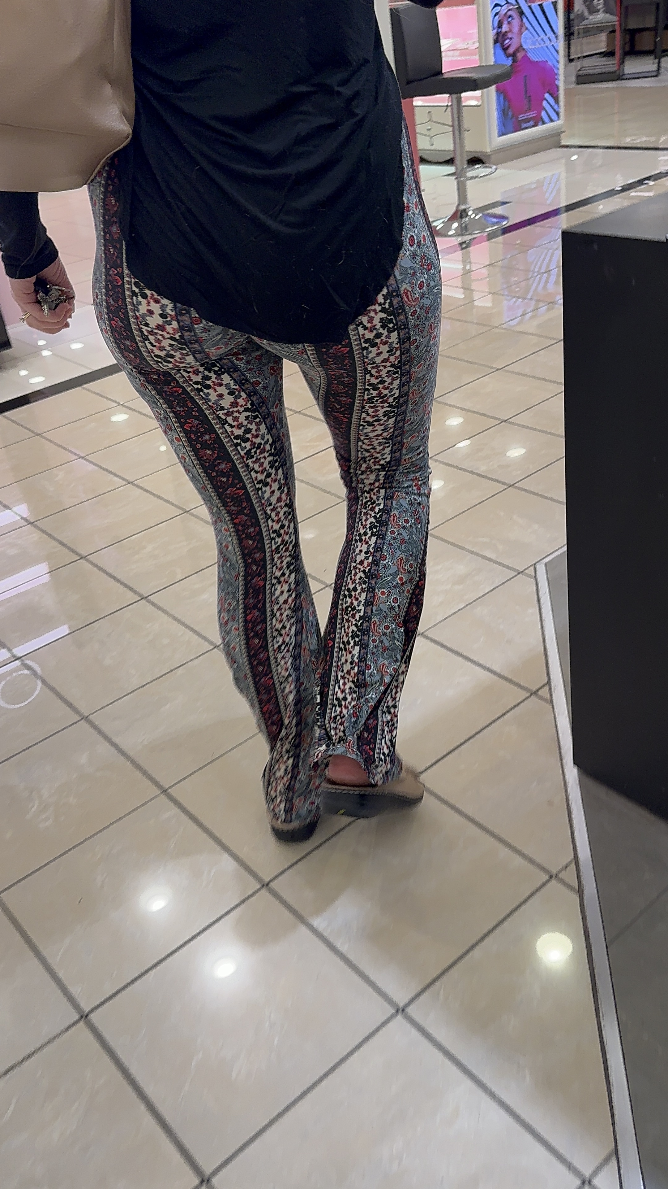 OC] Jiggly PAWG Ass in Patterned Flares - Spandex, Leggings & Yoga Pants -  Forum